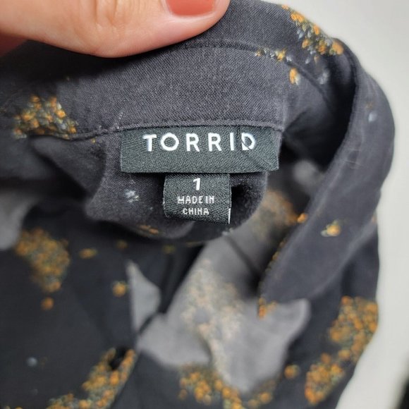 Torrid‎ Plus Size 1 / 1X Gray Floral Skull Women's Short Sleeve Button Up Top - Picture 3 of 3